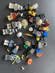 Lot Vrac Mini Figurines Et Équipements Lego. Lot comprenant des personnages soit incomplets, soit un peu abîmés et...