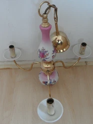 Lustre suspension céramique fleurie et métal doré avec 3 lampes Haut: 46 cms.