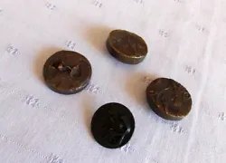QUATRE BOUTONS ANCIENS EN LAITON. Ces boutons sont doccasion et présentent quelque usure. 1 décor tête de chien...
