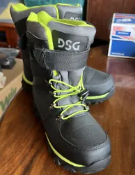 DSG Menace Volt Kids Snow Boots Size 5,Black & Green.