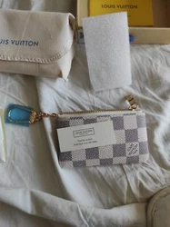 Authentique Porte Feuille Compagnon Damier Zippy Louis Vuitton. Jamais utilisé, je cherche à men débarrasser. Prix...