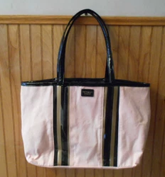 The closure is wide open. there is no zipper nor a button closure. there is a small pocket inside with no zipper nor...