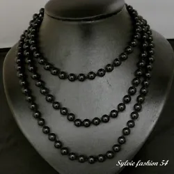 Collier sautoir fantaisie perles de verre nacrées lumineuses. Longueur du collier: 120 cm, perle 7 mm. Couleur : noir....