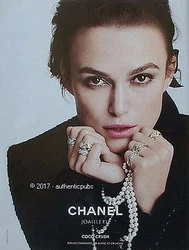 Keira Knightley. COCO CRUSH. Publicité papier originale et authentique issue dune revue de 2017. Année : 2017. FRANCE...