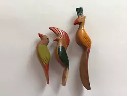 Lot de trois figurines oiseaux exotiques en bois peintHauteur 18,5cm , 13,5 cm, 11cmPoids 50grs