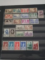 Voici un joli lot de timbres de France en vrac. On retrouve 25 timbres neufs avec charnieres. Bonne valeur.