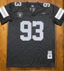 It is size large. This is in excellent preowned condition with no stains, holes, tears, or pilling.