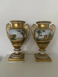 paire de vases anciens à anses décorés Décor tournant de personnages et de paysages piémontais.Porcelaine en...