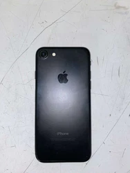 Apple iPhone 7 - 32 Go - Noir (Désimlocké). Article en très très bon état prix négociable