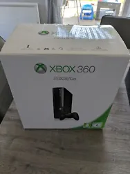 Console Xbox 360 E 250 GO GB en boîte. Console testée et fonctionnelle ainsi que la manette . Le lot comprend : La...