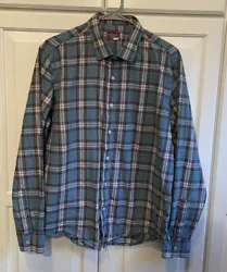 This is a stylish men’s flannel shirt from Untuckit in size XL. The blue plaid pattern and slim fit make it a great...