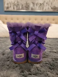 These stylish Ugg boots are perfect for your little girl. The Bailey Bow design in lovely purple suede has a shearling...