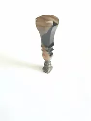En agate de couleur miel et noire. Sceau cachet ancien. Hauteur : 7,6 cm environ. envoi dobjets fragiles partout dans...