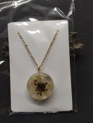 (artisanal). ce bijoux est fragile donc il faut lenlever pour dormir ou ce laver.