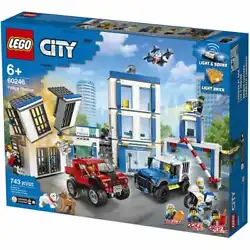 Retrouve ladrénaline de lunivers policier avec ce set de jeu LEGO® City 60246. Il comprend un commissariat de police...