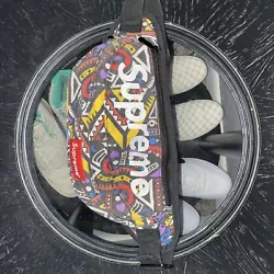 Excellent conditioned bag here, multicolored one of a kind with not 1 but 2 adjustable straps. A colorful piece to...