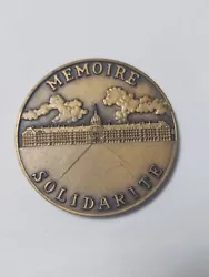 Bonjour,  Je mets à la vente cette Médaille Bronze Anciens Combattants Victimes de Guerre Mémoire 46,6 g - 45 mm ...