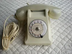 Ancien téléphone en bakélite blanc casser avec cadran année 11/08/59. envoit mondial relay. poids 2kg 242g. hauteur...