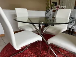 round glass top dining table. Looks new