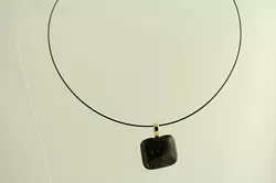 Material: ART GLASS PENDANT. Form: WIRE NECKLACE.