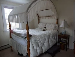 The ropes are not present and it is in excellent condition. The canopy topping and skirt are included. This is for...