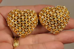 The earrings are large, of very good quality and in very good condition. Les boucles doreilles sont grandes, de très...