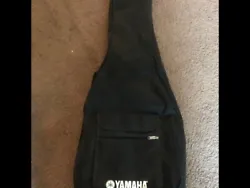 This guitar case is in excellent condition. Two pockets on the front and zipper closure.