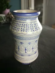 Vase en céramique italienne La Maga S. Stefano C. Occasion, en bon état, une éraflure au dessus. Le vase est blanc...