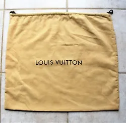 Caractéristiques : Sac anti poussière pour protéger votre sac louis Vuitton. Largeur : 44 cm. Longueur : 50 cm.