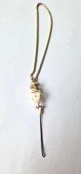 SUPERBE PORTE-CLÉS Bijou telephone ou Bijou de sac CHANEL  MATIÈRE : acier émail et perles synthétique  COULEUR :...
