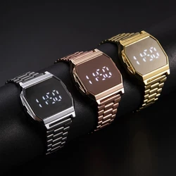 Le bracelet est en plastique noir. Magnifique montre quasi neuve !