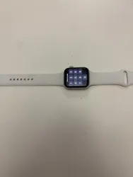 Apple Watch SE 44mm Boîtier en aluminium gris sidéral avec Bracelet Sport noir -.