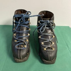 Chaussures de ski ancienne cuir OURAGAN FIT Made In France Déco Chalet. Porte des traces d’usage et du temps passé...
