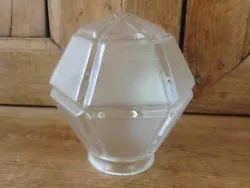 Globe à facettes en verre dépoli diamètre encolure diamètre 7,5 cm, hauteur 16 cm.
