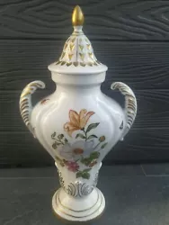 Vase Amphore/Potiche en céramique Italienne. Motifs floraux & insectes avec dorures Signature A.V. sous le dessous....