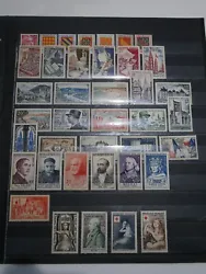 Bonne cote. On retrouve 39 timbres neufs sans charnieres. Voici un joli lot de timbres de France en vrac.