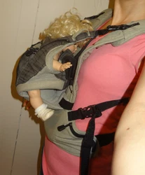 Snugli baby carrier for 7 to 26 lb. Very good condition. Includes wallet pouch. Doll is NOT included (for photo...