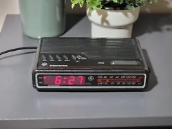 Vintage GE General Electric Digital Alarm Clock Radio 7-4612BKA, this is in great working condition.