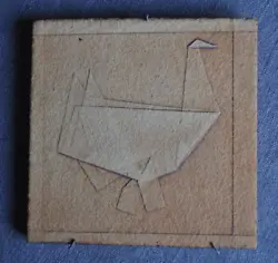 Il represente une cocotte en origami. Peut etre vallauris sans certitude.