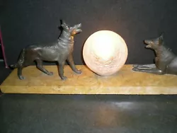 TRES ANCIENNE LAMPE ART DECO. MONTEE SUR MARBRE. AVEC DEUX CHIEN OU LOUP.
