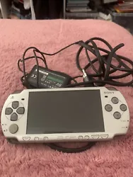 Console Sony PSP Crisis Core Final Fantasy 7 Rare édition limitée. Console rare fonctionne parfaitement vendu avec un...