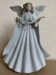 Vintage Lladro Daisa Porcelain Figurine Spain Angel Girl w/Music Sheet 7” Tall. 1989 In good condition