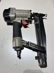 Pre-Owned Porter Cable BN200C 18 Gauge Brad Nail Gun In Good Condition. Condition is Used. Shipped with USPS Priority...
