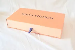 PETITE BOITE PLATE VIDE LOUIS VUITTON. Signature Louis Vuitton sur la boite.