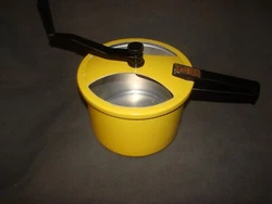 This is a Vintage Yellow PRESTO Mix N Knead Hand Crank Bread Pizza Dough Maker In good condition some paint loss please...