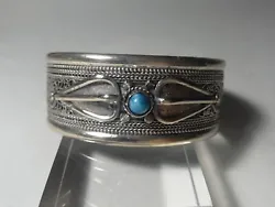 Ancien et magnifique bracelet en argent filigrané et décoré dune turquoise ( ? ). Mieux en vrai car compliqué de...