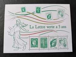 Deux légères bosses du classeur en haut à gauche. Mais sinon état impeccable.