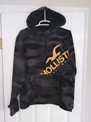 Hollister Bold Print Camo Pullover Hoodie Yellow Logo Mens Size M Medium. This hoodie is very comfy, soft, and warm,...