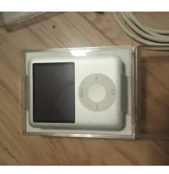 Apple iPod nano 3ème Génération Argenté 4 Go.  Livrer avec chargeur uniquement
