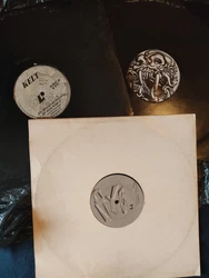Lot de 3 vinyles TECHNO hard tek. Dautres vinyle bientôt en ligne. Écoute possible sur YT music. Peut être vendu à...